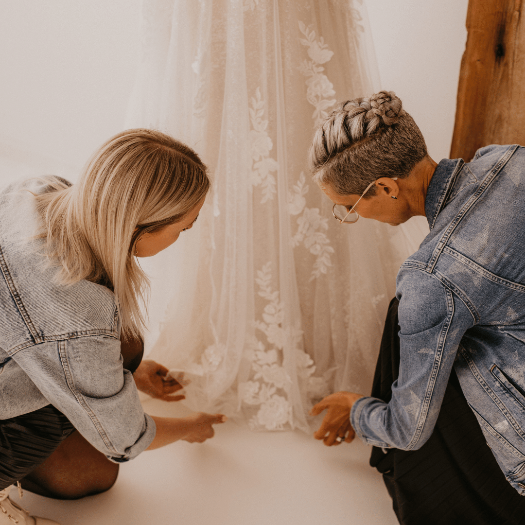 Amare Team mit der Brautkleider Marke LILLY