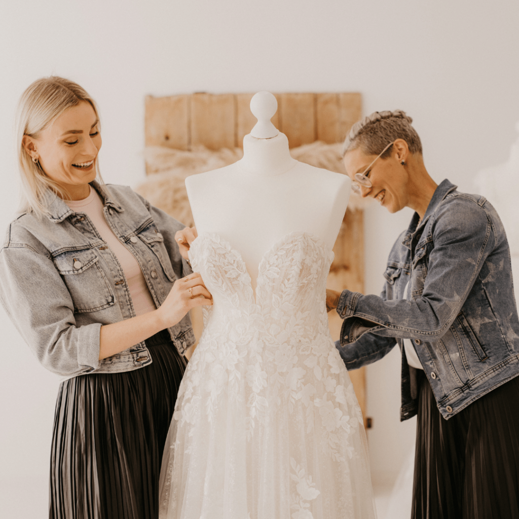 Romina und Annette von Amare Braut beim Brautkleid abstecken