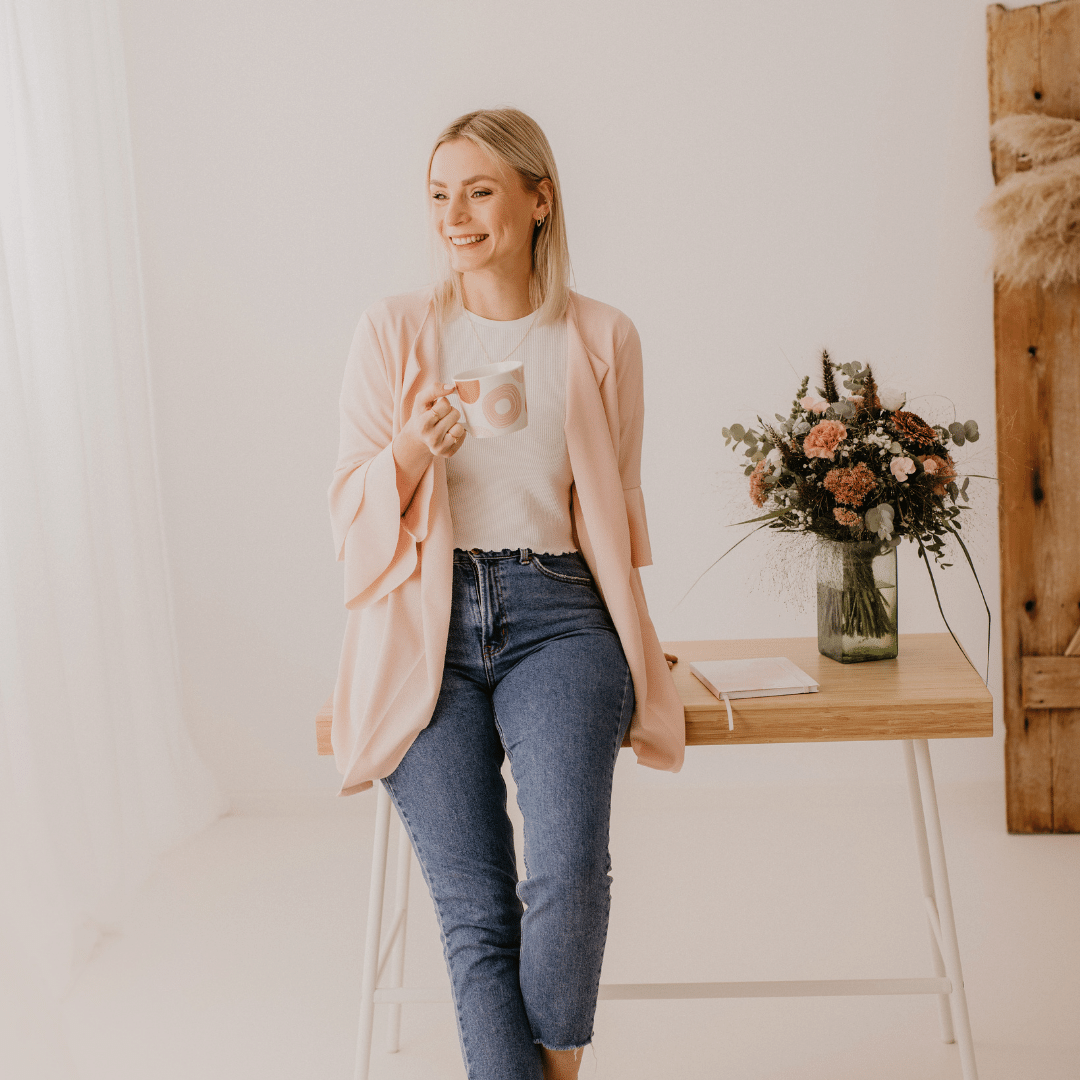 Amare Brautmodengeschäft Inhaberin Romina am Schreibtisch